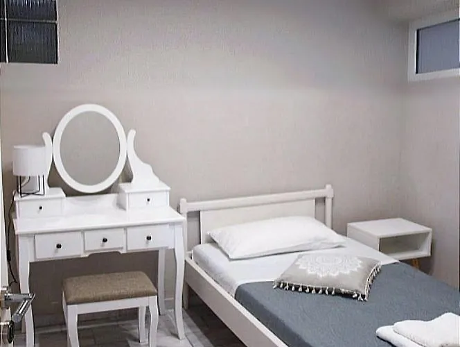 Julia House * 干尼亞